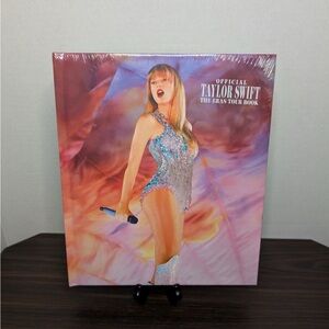 The Official Taylor Swift - The Eras Tour Book